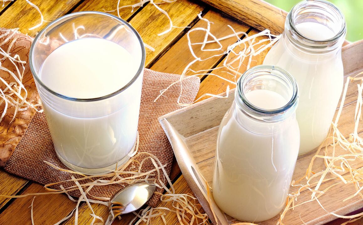 El kéfir es una bebida láctea fermentada saludable para bajar de peso. 