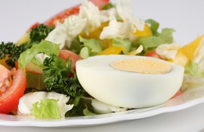 Ensalada de verduras frescas con huevo cocido en el menú de la dieta Maggi