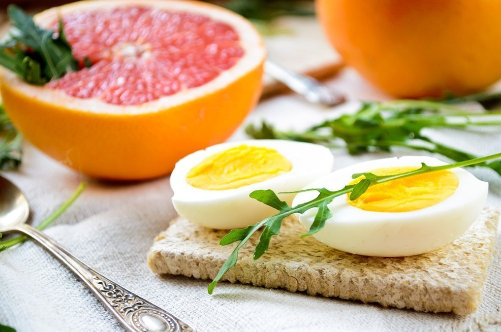 Un huevo duro y medio pomelo es el desayuno estándar durante las primeras semanas de la dieta Maggi. 
