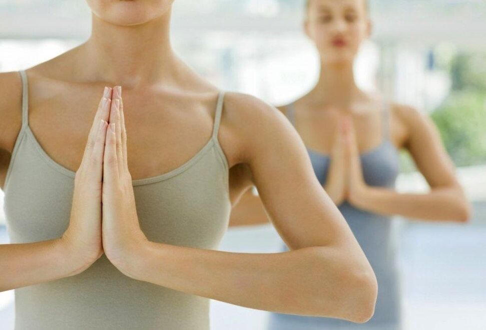 chicas haciendo yoga para bajar de peso