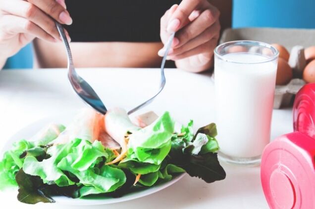 Ensalada y copa de yogurt
