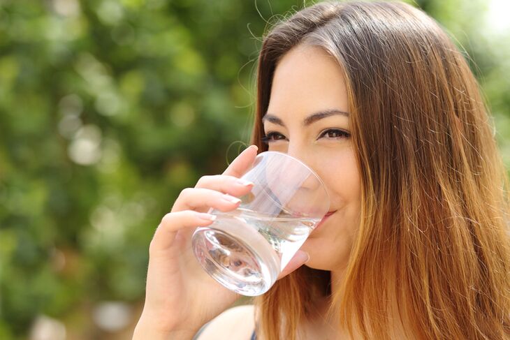 Todo lo que necesitas hacer en una dieta para perezosos es beber suficiente líquido.