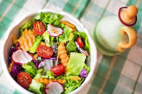 ensalada de verduras en dieta cetogénica